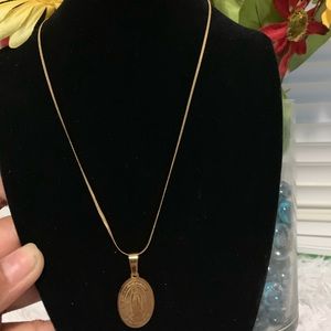 18 k gold filled necklace w/ pendant.